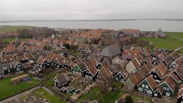 Aerial Flyby utsikt över Marken Village på halvön Marken, en historisk by i sjön Markermeer i Nederländerna. — Stockvideo