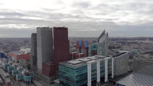 PAÍSES BAJOS, LA HAYA - MARZO 2020: Vista aérea del horizonte La Haya con rascacielos Departamento de Justicia y Ministerio del Interior . — Vídeos de Stock