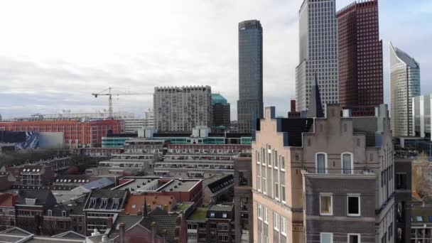 ALANKOMAAT, HAGUE - MAALISKUU 2020: Aerial view of the skyline Haagin pilvenpiirtäjä Oikeusministeriö ja sisäasiainministeriö. — kuvapankkivideo