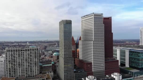 PAYS-BAS, LA HAYE - MARS 2020 : Vue aérienne de la ligne d'horizon de La Haye avec gratte-ciel Département de la Justice et Ministère de l'Intérieur. — Video