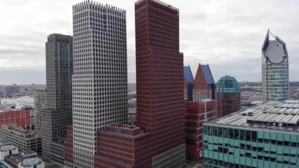 オランダ、ハーグ- 2020年3月:スカイラインの空中ビュー超高層ビルを持つハーグ法務省と内務省. — ストック動画