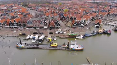 VOLENDAM, NETHERLANDS - Mart 2020: Markermeer Gölü 'ndeki Volendam şehrindeki balıkçı iskelesine balıkçı teknesiyle birlikte limana giren Tanker gemisinin hava görüntüsü