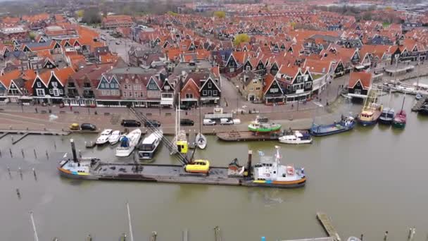 VOLENDAM, PAYS-BAS - MARS 2020 : Vue aérienne du navire-citerne entrant dans le port avec le quai des pêcheurs dans la vieille ville de Volendam en Hollande au lac Markermeer — Video