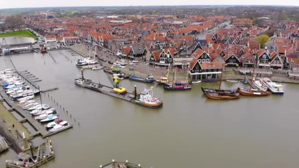 Vista aérea del buque cisterna que entra en el puerto con el muelle de pescadores en la ciudad vieja Volendam en Holanda en el lago Markermeer . — Vídeos de Stock