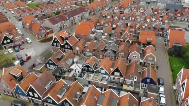 Luchtvaart boven de typisch Nederlandse huizen van Volendam die de typische lijnen van huizen en straten laten zien. Deze havenstad is een populaire toeristische plaats in Nederland.. — Stockvideo