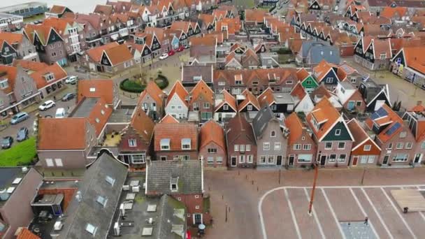 Luchtvaart boven de typisch Nederlandse huizen van Volendam die de typische lijnen van huizen en straten laten zien. Deze havenstad is een populaire toeristische plaats in Nederland.. — Stockvideo