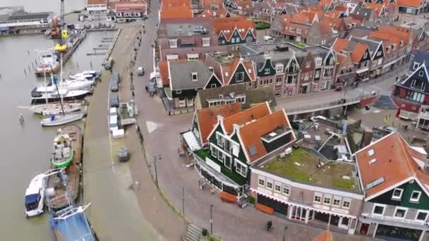 Luchtvaart boven de typisch Nederlandse huizen van Volendam die de typische lijnen van huizen en straten laten zien. Deze havenstad is een populaire toeristische plaats in Nederland.. — Stockvideo