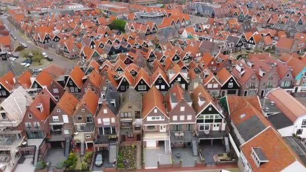 Luchtvaart boven de typisch Nederlandse huizen van Volendam die de typische lijnen van huizen en straten laten zien. Deze havenstad is een populaire toeristische plaats in Nederland.. — Stockvideo