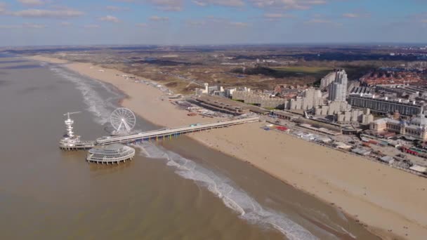 Northern Sea Scheveningen Beach em um dia particularmente nublado, localizado perto da metragem de drones aéreos da cidade de Haia. popular resort de praia holandês Scheveningen. — Vídeo de Stock