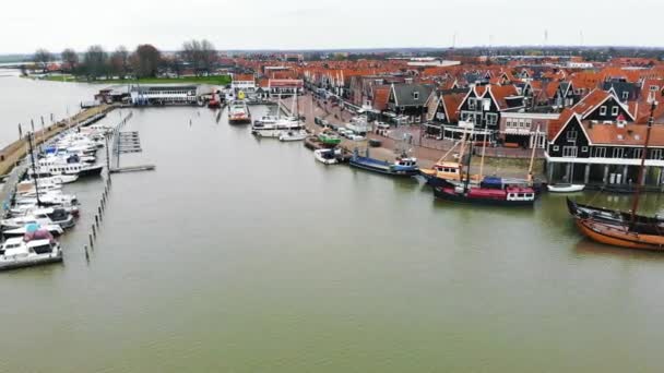 Aerial näkymä satamaan kalastajien satama vanhassa kaupungissa Volendam Hollannissa järven Markermeer. — kuvapankkivideo