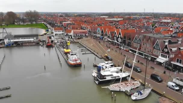 Aerial näkymä satamaan kalastajien satama vanhassa kaupungissa Volendam Hollannissa järven Markermeer. — kuvapankkivideo