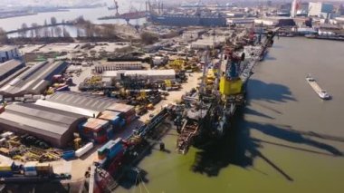 Schiedam, Hollanda - Mart 2020: Nieuwe Maas 'taki Voorhaven of Schiedam rıhtımından dev bir vinç gemisiyle limanın yanından uçmak