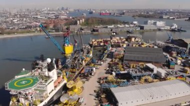 Schiedam, Hollanda - Mart 2020: Nieuwe Maas 'taki Voorhaven of Schiedam rıhtımından dev bir vinç gemisiyle limanın yanından uçmak