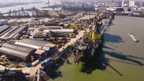 Schiedam, Nederländerna - MARS 2020: Flyger vid hamnen med ett gigantiskt kranfartyg i Nieuwe Maas från kajen vid Voorhaven i Schiedam — Stockvideo