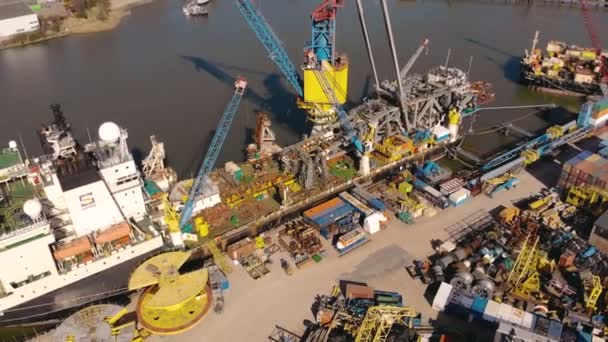オランダのシーダム- 2020年3月:シーダムのヴォールハーフェンの採石場からニウエ・マアスの巨大なクレーン船で港を飛ぶ — ストック動画