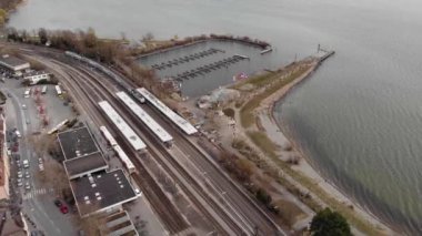 Bodensee kıyısındaki İsviçre sınırına yakın Radolfzell Güney Almanya kasabasındaki bir rıhtımın hava görüntüsü, Konstanz Gölü