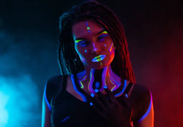 Pimasz lány Dreadlocks Ultraibolya neon fény Foggy háttér. Testművészet — Stock Fotó