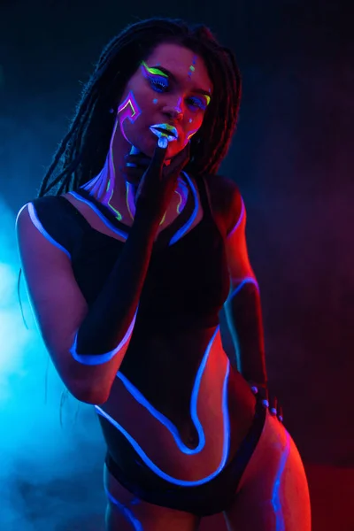 Cocky Girl with Dreadlocks in Ultraviolet νέον φως με ομιχλώδες φόντο. Bodyart — Φωτογραφία Αρχείου