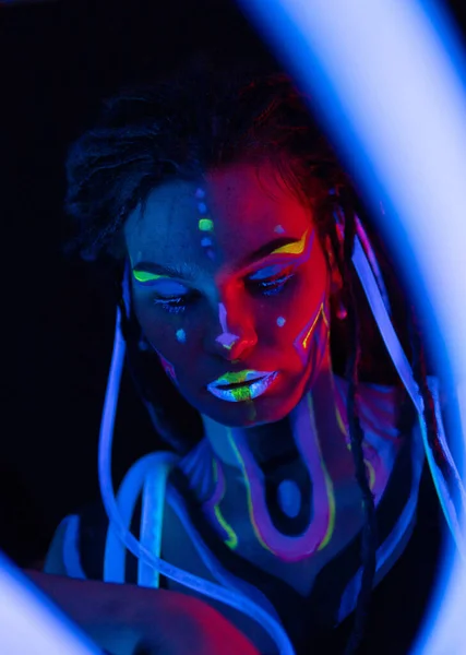 Portré egy Warror Girl-ről ragyogó csövekkel a Neon UF Light-ban. Model Girl with Dreadlocks and Fluorescent Creative Psychedelic MakeUp, Art Design of Female Disco Dancer Model in UV, Színes Absztrakt — Stock Fotó