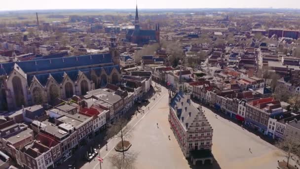 Luchtdrone beelden van de Gouda waar gouda kaas wordt gemaakt. centrum met veel historische gebouwen en kerken waaronder het stadhuis en de kaasmarkt. Nederland. — Stockvideo