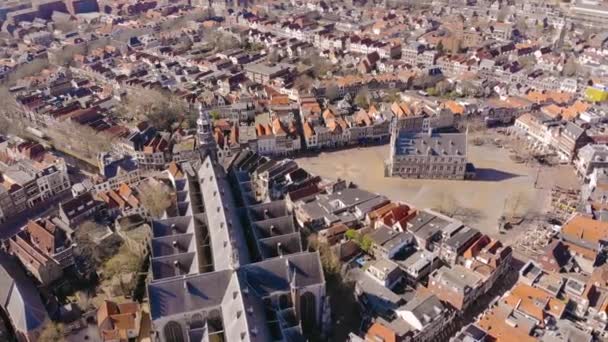 Filmagem aérea do drone da cidade holandesa de Gouda, onde o queijo gouda é feito. centro da cidade com muitos edifícios históricos e igrejas, incluindo a prefeitura e o mercado de queijo. Países Baixos . — Vídeo de Stock