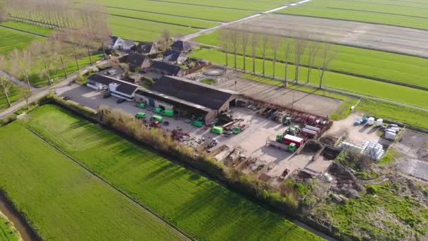 Aerial Flyby Shot of a beautiful Farm in The Netherlands περιβάλλεται με φωτεινά πράσινα πεδία σε μια ώρα το βράδυ — Αρχείο Βίντεο