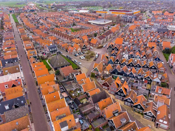 Αεροφωτογραφία των τυπικών ολλανδικών σπιτιών στο Volendam που δείχνει τις χαρακτηριστικές γραμμές των σπιτιών και του δρόμου με το λιμάνι. Volendam πόλη είναι δημοφιλές τουριστικό μέρος στην Ολλανδία — Φωτογραφία Αρχείου
