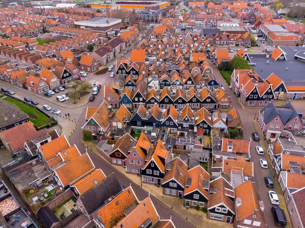 Luchtfoto van de typisch Nederlandse huizen in Volendam met de typische lijnen van huizen en straat met haven. Volendam is een populaire toeristische plaats in Nederland — Stockfoto