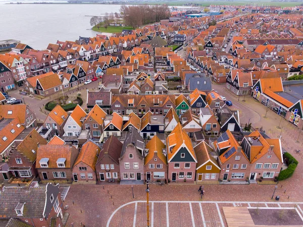 Luchtfoto van de typisch Nederlandse huizen in Volendam met de typische lijnen van huizen en straat met haven. Volendam is een populaire toeristische plaats in Nederland — Stockfoto