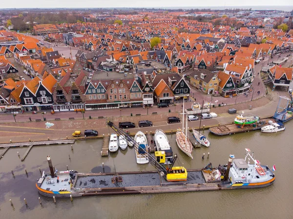 Flygfoto av hamnen i Volendam stad i Holland — Stockfoto