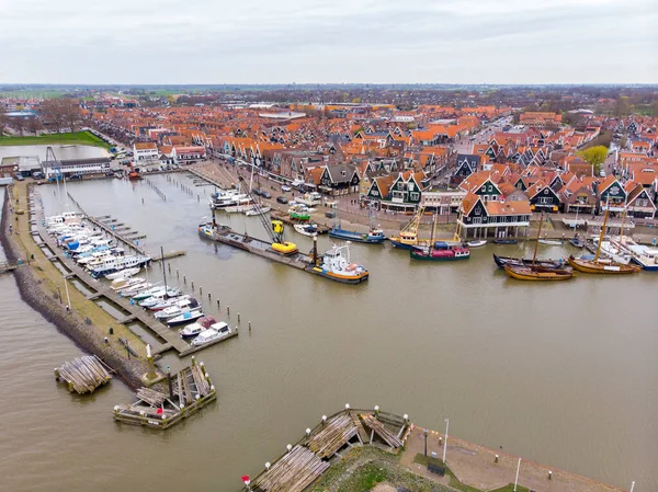 Flygfoto av hamnen i Volendam stad i Holland — Stockfoto
