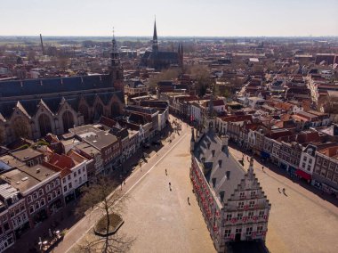 Gouda peynirinin yapıldığı Hollanda şehrinin insansız hava aracı fotoğrafı. Belediye binası ve peynir pazarı da dahil birçok tarihi bina ve kilisenin bulunduğu şehir merkezi.