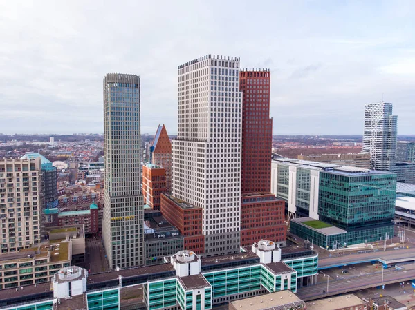 Vista aérea del Drone de los rascacielos del centro de La Haya mirando hacia el Mar del Norte —  Fotos de Stock