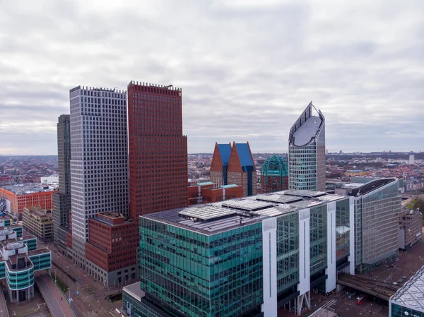 Flygdrönare utsikt över Haag Downtown skyskrapor mot Nordsjön — Stockfoto
