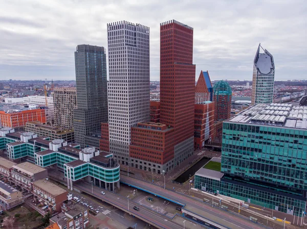 Flygdrönare utsikt över Haag Downtown skyskrapor mot Nordsjön — Stockfoto