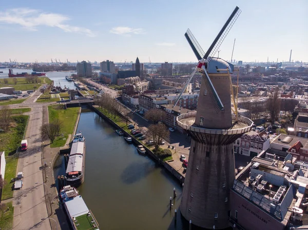 Mooie windmolen in de provincie Schiedam Zuid-Holland, deze hoogste windmolen ter wereld ook bekend als brandermolens werden gebruikt voor het malen van graan dat werd gebruikt voor de Beroemde lokale Gin industrie — Stockfoto