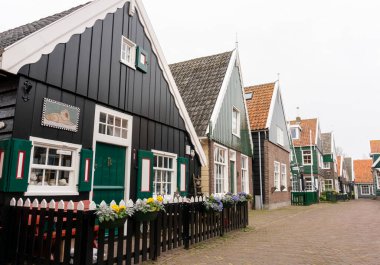 Hollanda 'nın Marken adasında güzel ahşap evleri olan tipik Hollanda köyü.