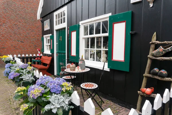 Typowa holenderska wioska z pięknymi drewnianymi domkami na wyspie Marken w Holandii, Holandia — Zdjęcie stockowe