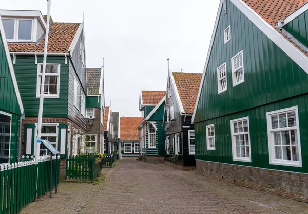Typisk holländsk by med vackra trähus på ön Marken i Nederländerna, Holland — Stockfoto