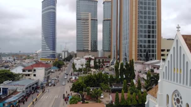 Ascensore aereo Vista sullo skyline del centro di Dar es Salaam con la Chiesa Bianca nel centro della città — Video Stock