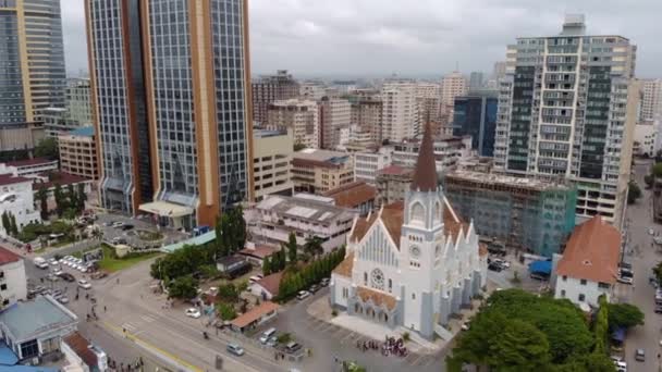 Luchtfoto reweal Zicht op de skyline van Dar es Salaam Downtown met de Witte Kerk in het centrum — Stockvideo
