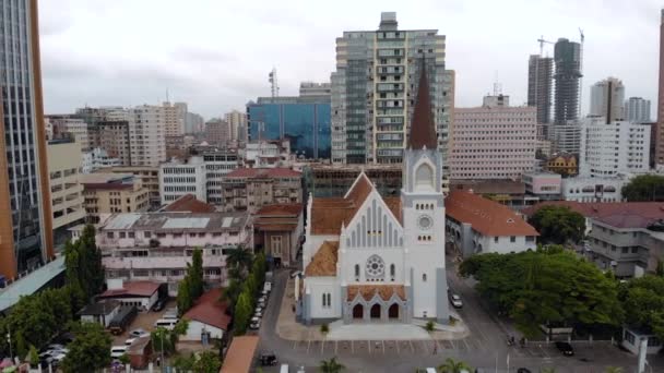 空中隆起ダルエスサラームの景色市内中心部の白い教会とダウンタウンのスカイライン — ストック動画