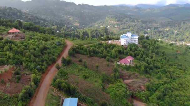 Aerial Flyby Shot of Lusthe Town baserat i Tanga regionen Tanzania, Avlägsen lugn stadsdel i Usambara bergen i östra Afrika — Stockvideo