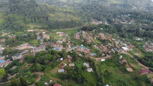 Aerial Flyby Shot of Lushoto Town se sídlem v oblasti Tanga v Tanzanii, vzdálené klidné čtvrti v Usambarových horách ve východní Africe — Stock video