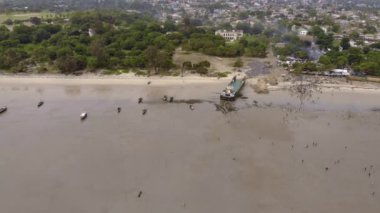 Bagamoyo, Tanzanya sahilinde alçak gelgitte olan Afrikalı kalabalığın havadan çekilmiş bir fotoğrafı.