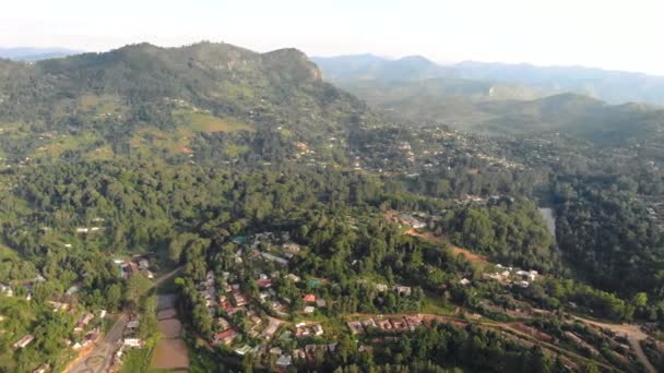 Aerial Flyby Shot of Lushoto Town based in Lush Mountain Tropical Forest in Tanga Region of Tanzania, Απομακρυσμένη ήρεμη περιοχή στα όρη Usambara στην Ανατολική Αφρική — Αρχείο Βίντεο