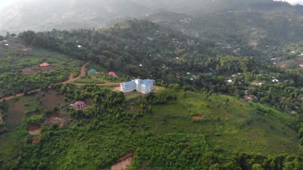 Aerial Flyby Shot of Lushoto Town con sede a Lush Mountain Tropical Forest nella regione di Tanga in Tanzania, Distretto remoto e calmo nelle montagne di Usambara in Africa orientale — Video Stock