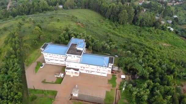 Aerial Flyby Shot of Lushoto Town con sede a Lush Mountain Tropical Forest nella regione di Tanga in Tanzania, Distretto remoto e calmo nelle montagne di Usambara in Africa orientale — Video Stock