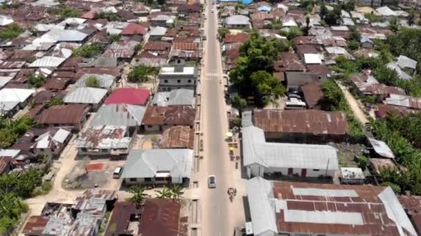 Aerial Flyby Day shot of Wete city on Pemba island, archipiélago de Zanzíbar . — Vídeos de Stock