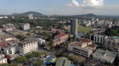 Arusha, Tanzanya Dağları ve Arka plandaki Volkan 'a Havadan Yakın Uçuş Manzarası.